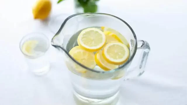 Water with lemon for hydration